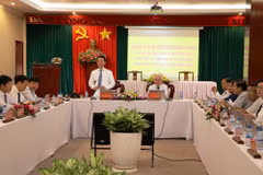 Bộ trưởng Bộ Thông tin và Truyền thông Nguyễn Mạnh Hùng phát biểu tại buổi làm việc. (Ảnh: Dương Chí Tưởng/TTXVN)