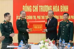 Phó Thủ tướng Thường trực Chính phủ Trương Hòa Bình tặng quà Tết cho Viện Kiểm sát quân sự Trung ương. (Ảnh: Doãn Tấn/TTXVN)