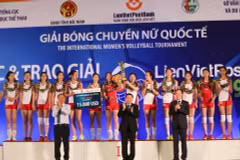 Ban tổ chức trao cúp vô địch cho đội tuyển Triều Tiên. (Ảnh: Trọng Đạt/TTXVN)