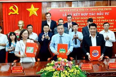 Ký kết dự án xây dựng khu trồng, tập kết, thu mua, bảo quản và đóng gói trái cây theo tiêu chuẩn xuất khẩu chất lượng cao Bình Phước với mức đầu tư khoảng 100 tỷ đồng. (Ảnh: Dương Chí Tưởng/TTXVN)