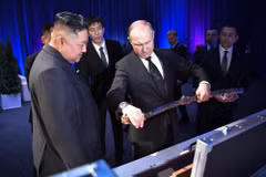 Nhà lãnh đạo Triều Tiên Kim Jong-un (trái) tặng Tổng thống Nga Vladimir Putin (giữa) món quà lưu niệm sau cuộc hội đàm thượng đỉnh tại Vladivostok (Nga) ngày 25/4/2019. (Ảnh: AFP/TTXVN)