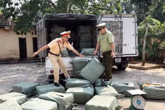 Lực lượng chức năng kiểm đếm số hàng bị bắt giữ. (Ảnh: Thái Thuần/TTXVN)