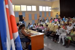 Người dân Cuba tham gia buổi tham vấn về dự thảo Hiến pháp mới tại La Habana ngày 13/8/2018. (Ảnh: AFP/TTXVN)