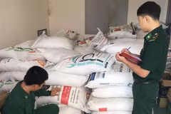 Cán bộ, chiến sỹ Đồn Biên phòng cửa khẩu quốc tế Vĩnh Xương kiểm đếm số tang vật vừa thu giữ được. (Ảnh: Công Mạo/TTXVN)