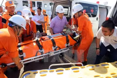 Chuyển thuyền viên gặp nạn lên bờ. (Ảnh minh họa. Nguồn: TTXVN)