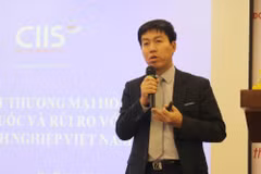 Ông Chu Thắng Trung, Phó Cục trưởng Cục Phòng vệ thương mại, Bộ Công Thương trình bày tham luận tại hội thảo. (Ảnh Xuân Anh/TTXVN)