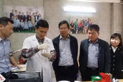 Đoàn kiểm tra liên ngành an toàn vệ sinh thực phẩm thành phố Hà Nội kiểm tra tại các nhà hàng ăn uống Phủ Tây Hồ. (Ảnh: Tuyết Mai/TTXVN)