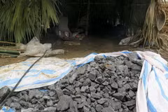 Quặng sau khi khai thác từ lòng đất được tập kết cạnh khu vực khai thác ở thôn Tân Tiến, xã Lương Thiện, huyện Sơn Dương. (Ảnh: Văn Tý/TTXVN)
