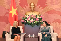 Chủ tịch Quốc hội Nguyễn Thị Kim Ngân tiếp bà Federica Mogherini, Phó Chủ tịch Ủy ban châu Âu, đại diện cấp cao của Liên minh châu Âu (EU) về chính sách Đối ngoại và An ninh. (Ảnh: Văn Điệp/TTXVN)