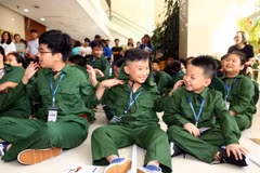 Các 'phóng viên chiến trường nhí' tại lễ khai giảng Học kỳ quân đội 2019. (Ảnh: Danh Lam/TTXVN)