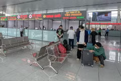 Hành khách mua vé đi tuyến Cần Thơ - TPHCM tại quầy vé của Công ty TNHH Vận tải Du lịch Yên Phong trưa 18/1/2024 (Đây là quầy vé của nhà xe Thành Bưởi trước khi dừng hoạt động). (Ảnh: Thanh Liêm/TTXVN)