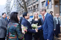 Lãnh đạo Trường Đại học Kỹ thuật Xây dựng Bucharest đón Thủ tướng Phạm Minh Chính và Phu nhân. (Ảnh: Dương Giang/TTXVN)