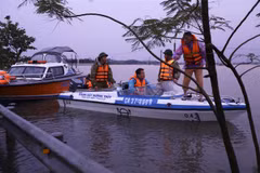 Lực lượng chức năng Hà Tĩnh phối hợp với chính quyền địa phương tiến hành di chuyển người dân vùng bị cô lập ra khu vực an toàn. (Ảnh: Minh Quyết/TTXVN)