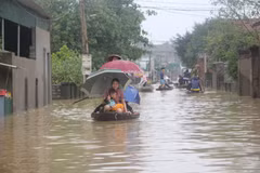Tại xã Hưng Yên Bắc, nước dâng cao nửa nhà, người dân bị cô lập, phải di chuyển bằng thuyền. (Ảnh: Bích Huệ/TTXVN)