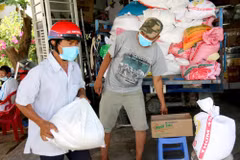 Cấp phát gạo cứu đói. (Ảnh minh hoạ: TTXVN)