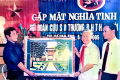 Tổng Bí thư Nguyễn Phú Trọng cùng đoàn cựu sinh viên về thăm lại xã Vạn Thọ, năm 2005. (Ảnh chụp từ tư liệu địa phương/Hạnh Nguyễn)