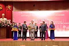 Tuổi 81, mái tóc đã điểm bạc, nhưng ánh mắt doanh nhân Nguyễn Đoàn Thăng vẫn ánh lên sự sắc bén, tinh anh của người suốt đời cống hiến. (Ảnh: RĐ/Vietnam+)