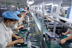 Tính chung trong năm tháng, các nhà đầu tư nước ngoài xuất siêu gần 20 tỷ USD kể cả dầu thô. (Ảnh: TTXVN)