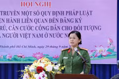 Trung tá Nguyễn Thị Hồng Châu, Phòng Cảnh sát Quản lý Hành chính về Trật tự Xã hội Thành phố Hồ Chí Minh (PC06), giới thiệu Luật Cư trú. (Ảnh: Xuân Khu/TTXVN)