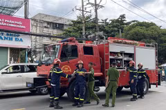 Cảnh sát Phòng cháy Chữa cháy và Cứu nạn Cứu hộ triển khai lực lượng. (Ảnh: TTXVN phát)