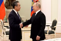 Tổng thống Liên bang Nga Vladimir Putin (phải) và Ngoại trưởng Trung Quốc Vương Nghị. (Nguồn: TASS)