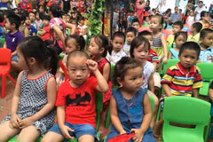 Các học sinh trường mầm non Hoa Mai và Mùa Xuân, phường Khương Mai, quận Thanh Xuân sẽ tiếp tục được học ở trường trong năm học tới. (Ảnh: CTV/Vietnam+)