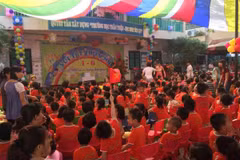 Học sinh trường Mầm non Mùa Xuân trong buổi bế giảng năm học 2014-2015. Đây có thể là buổi học cuối cùng của trường. (Ảnh: Hồng Kiều/Vietnam)