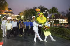 Lễ dâng hương, thắp nến tri ân các Anh hùng liệt sỹ tại Nghĩa trang A1.(Ảnh: Xuân Tư/TTXVN)