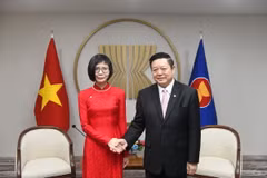 Đại sứ Tôn Thị Ngọc Hương và Tổng Thư ký ASEAN Kao Kim Hourn tại lễ trình Thư Ủy nhiệm. (Ảnh: TTXVN phát)