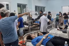 Công nhân Công ty TNHH Dechang nhập viện điều trị sau bữa ăn tối với các triệu chứng nghi ngộ độc. (Ảnh: TTXVN phát)