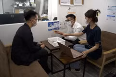 Một người Việt Nam đang được bác sỹ Nhật khám bệnh cùng với sự hỗ trợ của phiên dịch y tế người Việt. (Ảnh: Nguyễn Tuyến/TTXVN)