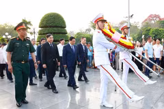 Thủ tướng Phạm Minh Chính dâng hương tại Nghĩa trang Liệt sỹ Quốc gia A1. (Ảnh: Dương Giang/TTXVN)