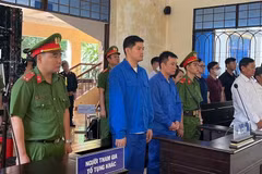 Bị cáo Lê Dương (áo xanh bên trái) và bị cáo Hoàng Văn Tính (áo xanh bên phải) trước tòa. (Ảnh: Sỹ Tuyên/TTXVN)
