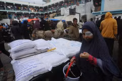 Người dân chờ nhận lương thực cứu trợ của UNRWA tại Rafah, Dải Gaza. (Ảnh: THX/TTXVN)