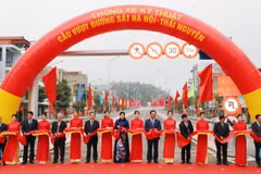 Các đại biểu thực hiện nghi thức cắt băng thông xe kỹ thuật cầu vượt đường sắt Hà Nội-Thái Nguyên. (Ảnh: Hoàng Nguyên/TTXVN)