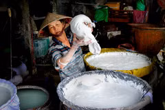 Sản xuất bột gạo ở thành phố Sa Đéc. (Nguồn: Báo Đồng Tháp)