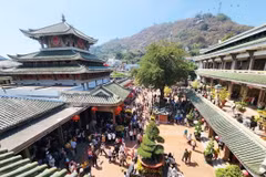 Rất đông du khách đến Miếu Bà chúa xứ Núi Sam (thành phố Châu Đốc, An Giang) để cầu sức khỏe, bình an cho gia đình dịp đầu Xuân mới. (Ảnh: Công Mạo/TTXVN)