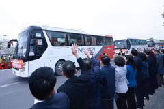 Lãnh đạo Công đoàn Hà Nội tiễn người lao động có hoàn cảnh khó khăn về quê đón Tết Nguyên đán Giáp Thìn năm 2024 tại Khu Công nghiệp Thăng Long. (Ảnh: Minh Đức/TTXVN)