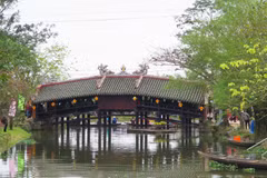 Cầu ngói Thanh Toàn có kiến trúc cổ độc đáo. (Ảnh: Tường Vi/TTXVN) 