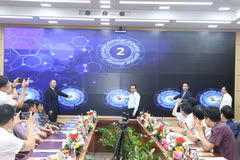 Bấm nút khai trương Cổng thông tin điện tử tỉnh Hải Dương giao diện mới. (Ảnh: Mạnh Tú/TTXVN)
