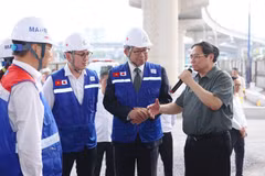Thủ tướng Phạm Minh Chính trao đổi với đơn vị thi công Dự án xây dựng tuyến đường sắt đô thị số 1 (Bến Thành-Suối Tiên). (Ảnh: Dương Giang/TTXVN) 