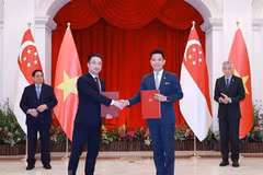 Thủ tướng Phạm Minh Chính và Thủ tướng Singapore Lý Hiển Long chứng kiến lễ trao văn kiện hợp tác giữa hai nước tại Singapore ngày 9/2/2023. (Ảnh: Dương Giang/TTXVN) 