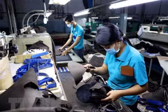 Công nhân làm việc tại Công ty CP Tập đoàn Giày Gia Định, thành phố Thủ Đức, Thành phố Hồ Chí Minh. (Ảnh: Hồng Đạt/TTXVN) 