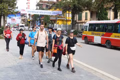 Khách du lịch quốc tế đến với Sa Pa trong dịp thị xã kỷ niệm 120 năm du lịch Sa Pa rất đông. (Ảnh: Quốc Khánh/TTXVN) 