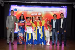 Ban Tổ chức trao giải Nhất cuộc thi Tìm kiếm Tài năng Incentra 2023 tại Nga. (Ảnh: TTXVN phát)