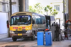 Các phương tiên thực hiện đăng kiểm tại Trung tâm Đăng kiểm xe cơ giới 28-01S (Hòa Bình). Ảnh: Trọng Đạt - TTXVN 