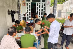 Lực lượng Đoàn Thanh niên Công an tỉnh Kiên Giang hỗ trợ cho người dân cài đặt ứng dụng VNeID tại nhà. (Nguồn: Công an tỉnh Kiên Giang)