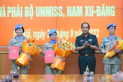 Thượng tướng Phùng Sĩ Tấn, Phó Tổng Tham mưu trưởng Quân đội Nhân dân Việt Nam trao quyết định cho các sỹ quan nhận nhiệm vụ. (Ảnh: An Đăng/TTXVN) 