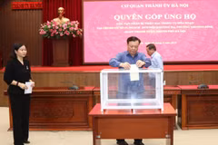 Bí thư Thành ủy Hà Nội Đinh Tiến Dũng quyên góp ủng hộ các nạn nhân trong vụ cháy chung cư mini tại quận Thanh Xuân. (Ảnh: Văn Điệp/TTXVN) 