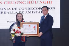 Chủ tịch Quốc hội Vương Đình Huệ trao tặng Huân chương Hữu nghị cho Viện văn hóa Argentina-Việt Nam. (Ảnh: Doãn Tấn/TTXVN) 